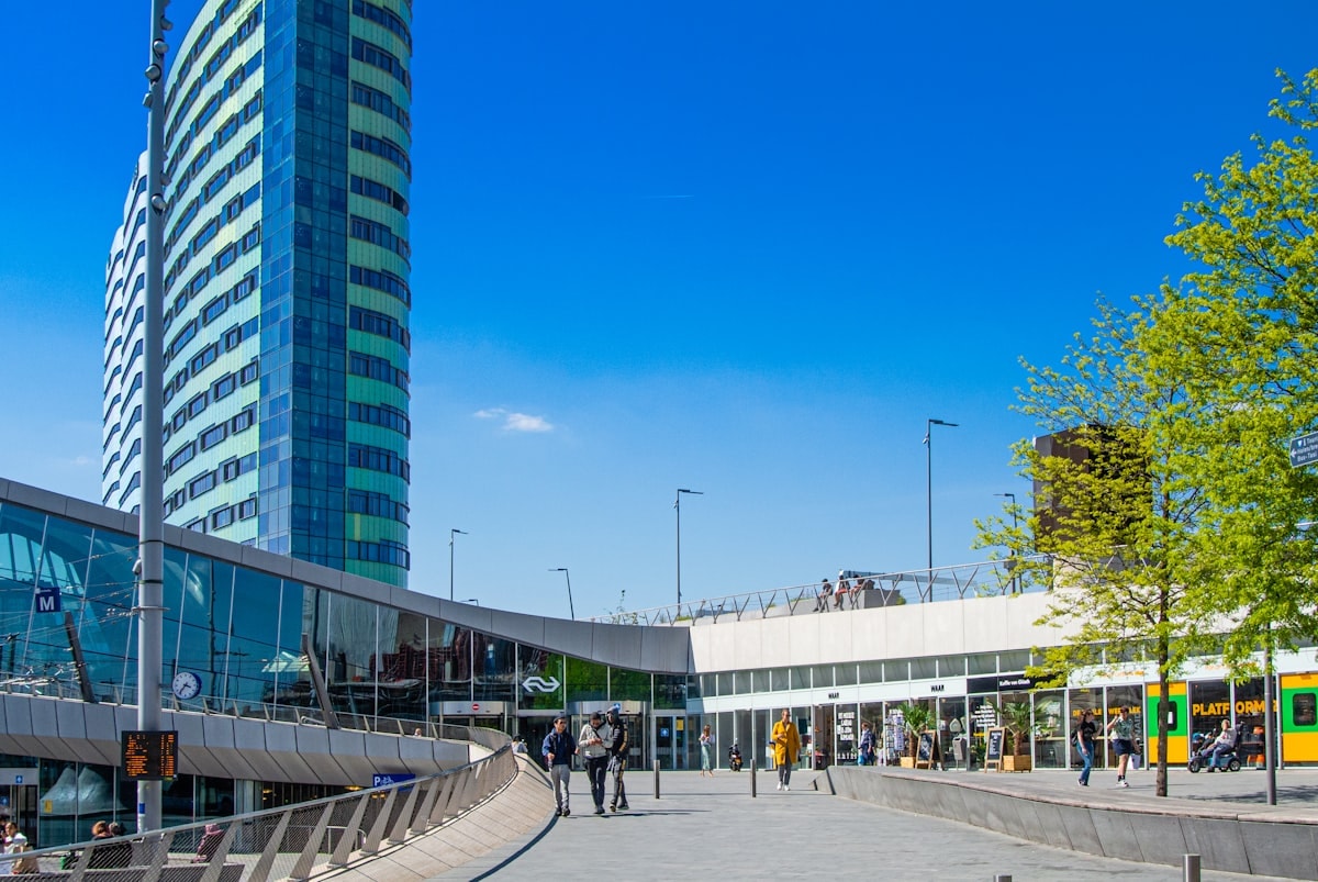 Arnhem şehir merkezinde modern binalar ve yaya alanı